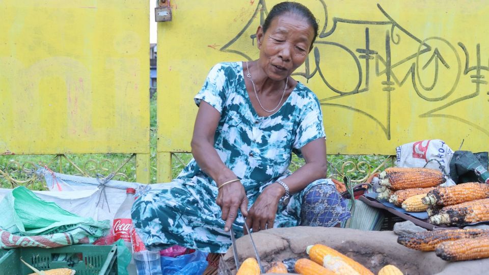 तीन दशकदेखि मकै पोल्दै : घरखर्च जुटाउँदै शान्ति